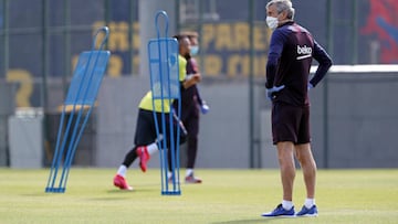 Quique Seti&eacute;n visiona el entrenamiento del Barcelona. 