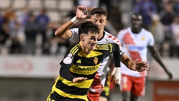 Pau Sans desborda a un rival.