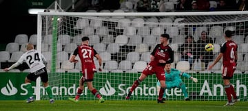 Jorge Pombo, del Racing, logra el gol que suponía el 1-1 ante el Mirandés.