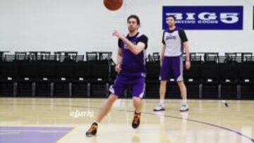 Pau Gasol, durante el entrenamiento junto a sus compañeros.