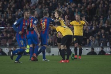 Llorente fue expulsado por una falta a Neymar. Busquets, Alcácer y Jordi Alba le recriminan la falta.