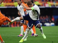 Dortmund (Germany), 10/07/2024.- Harry Kane of England (R) is fouled by Denzel Dumfries of the Netherlands (L, partially seen) which led to a penalty kick that Kane converted to the 1-1 goal during the UEFA EURO 2024 semi-finals soccer match between the Netherlands and England, in Dortmund, Germany, 10 July 2024. (Alemania, Países Bajos; Holanda) EFE/EPA/CHRISTOPHER NEUNDORF