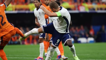 Dortmund (Germany), 10/07/2024.- Harry Kane of England (R) is fouled by Denzel Dumfries of the Netherlands (L, partially seen) which led to a penalty kick that Kane converted to the 1-1 goal during the UEFA EURO 2024 semi-finals soccer match between the Netherlands and England, in Dortmund, Germany, 10 July 2024. (Alemania, Países Bajos; Holanda) EFE/EPA/CHRISTOPHER NEUNDORF