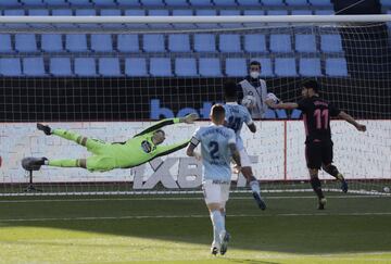 Celta de Vigo 1-3 Real Madrid | Asensio recibió un gran balón de Benzema en una contra letal y solo tuvo que empujarlo ante Iván Villar.