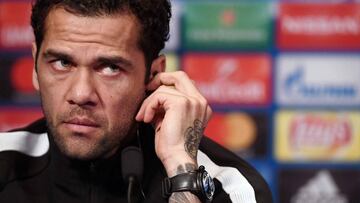 Paris Saint-Germain&#039;s Brazilian defender Dani Alves gestures during a press conference at the Parc des Princes stadium in Paris on March 4, 2018 on the eve of their Champions&#039; League football match against Real Madrid CF.  / AFP PHOTO / FRANCK F