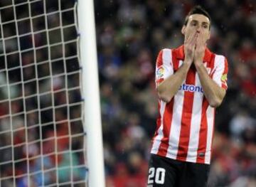 Aduriz se lamenta por una ocasión fallada.
