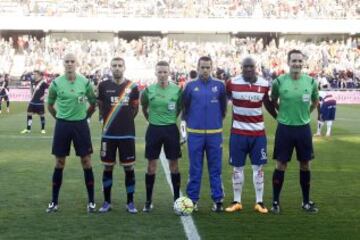 El árbitro Hernández Hernández acompañado por sus asistentes Sobrino Magán y Naranjo Pérez, el cuarto árbitro González Francés y los capitanes Trashorras y Babin.