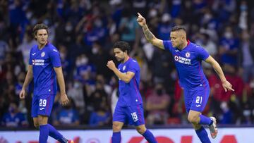 Jonathan Rodríguez festeja un gol con el Cruz Azul durante el Guardianes 2021