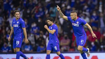 Jonathan Rodr&iacute;guez festeja un gol con el Cruz Azul durante el Guardianes 2021