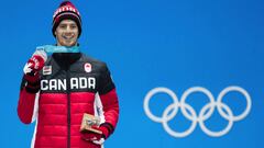 Max luce su medalla durante la victoria de snowboard slopestyle en los pasados juegos ol&iacute;mpicos