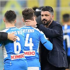 Gattuso y los jugadores del Nápoles ayudan a los empleados del club