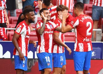 Angel Correa celebra el 1-0 con sus compañeros. 