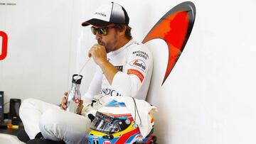 Fernando Alonso en su box de McLaren