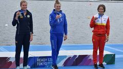 Teresa Portela posa en el podio tras ser tercera en el test preol&iacute;mpico de Tokio.