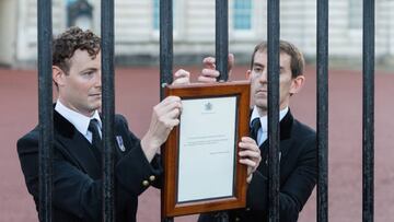 LONDON, UNITED KINGDOM - SEPTEMBER 08: Buckingham Palace staff attach a notice informing of the death of Queen Elizabeth II to the gate of Buckingham Palace in London, United Kingdom on September 08, 2022. Buckingham Palace has announced today that Queen Elizabeth II has died peacefully at Balmoral at the age of 96. (Photo by Wiktor Szymanowicz/Anadolu Agency via Getty Images)