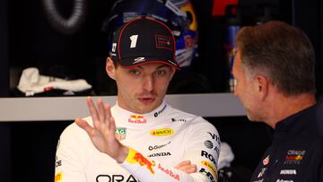 Max Verstappen habla con Christian Horner, jefe del equipo Red Bull, en el GP de España.