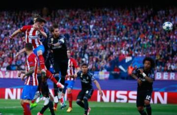 Saúl Ñíguez scores the first goal for Atlético.