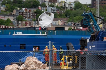 Los escombros del sumergible Titan, recuperados del fondo del ocano cerca del naufragio del Titanic, se descargan del barco Horizon Arctic en el muelle de la Guardia Costera canadiense en San Juan de Terranova.