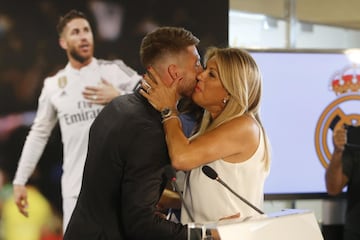 El capitán del Real Madrid siempre es acompañado por su familia en los momentos más importantes. En la foto está con su madre,Paqui Ramos, en su renovación con el conjunto merengue.