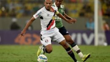 Robert (verde) en un partido con el Fluminense