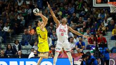 El escolta del Gran Canaria Nico Brussino (i) lanza ante Damien Inglis, del Valencia Basket, durante el segundo partido de cuartos de final de Copa del Rey que enfrenta a Dreamland Gran Canaria y Valencia Basket este jueves en el pabellón Martín Carpena, en Málaga.