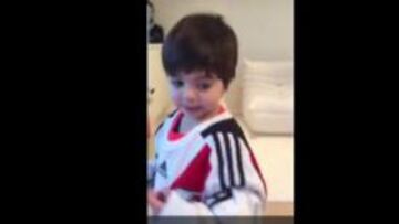 El hijo de Gerad Piqu&eacute; luce la playera del River Plate.