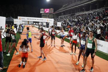 Miles de corredores despiden el año en Madrid en la 50 edición de la San Silvestre Vallecana.