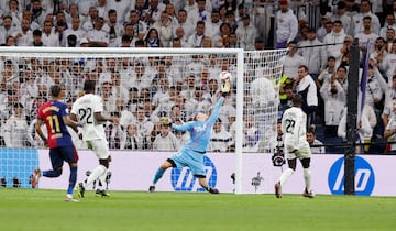 A los 77 minutos con una gran definición al poste defendido por Lunin, el joven del Barça marcó uno de los grandes goles en los clásicos. 