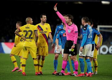 El ¨¢rbitro alem¨¢n F¨¦lix Byrch expuls¨®, doble amarilla, a Arturo Vidal.