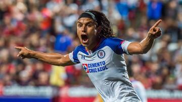 Jerry Flores festeja un gol con Cruz Azul