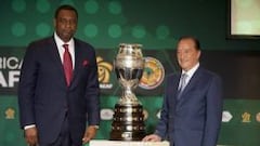 La Copa Am&eacute;rica 2016, que se celebrar&iacute;a en Estados Unidos y servir&iacute;a para conmemorar los 100 del certamen, est&aacute; en riesgo. En la foto, la presentan Jeffrey Webb, presidente de Concacaf, y Eugenio Figueredo, vicepresidente de la FIFA y miembro de Conmebol. Ambos hoy est&aacute;n detenidos por la Interpol.