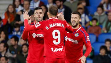 SAN SEBASTIÁN, 26/01/2025.-El delantero del Getafe Carles Pérez (d), celebra su gol contra la Real Sociedad, durante el partido de la jornada 21 de LaLiga, este domingo en el estadio Reale Arena en San Sebastián.-EFE/ Javier Etxezarreta