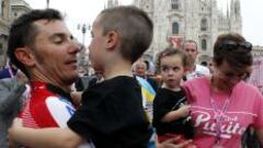 Purito Rodr&iacute;guez saluda a su familia tras la &uacute;ltima etapa del Giro.