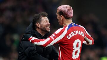 Soccer Football - LaLiga - Atletico Madrid v Sevilla - Metropolitano, Madrid, Spain - March 4, 2023  Atletico Madrid's Antoine Griezmann celebrates scoring their third goal with coach Diego Simeone REUTERS/Isabel Infantes