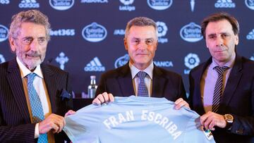 Fran Escrib&aacute;, nuevo entrenador del Celta, posa junto al presidente Carlos Mouri&ntilde;o y al director deportivo Felipe Mi&ntilde;ambres.
