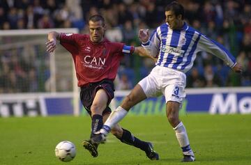 Jugó con el Barcelona la temporada 1994-95. Vistió la camiseta del Osasuna desde 1999 hasta 2001.