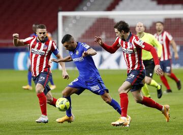 Ángel controla el balón. 