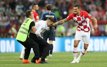 El defensor croata del Liverpool, Dejan Lovren, se molest車 bastante cuando vio que cuatro aficionados invadieron el campo durante la final del Mundial.