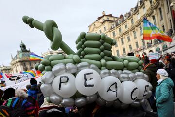 A protester wears a hat made of balloons, depicting a tank, as he takes part in an anti-war demonstration, during the Munich Security Conference (MSC) in Munich, Germany February 18, 2023. REUTERS/Kai Pfaffenbach   REFILE - CORRECTING INFORMATION