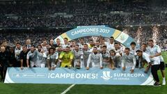 Los jugadores del Real Madrid posan con su trofeo.