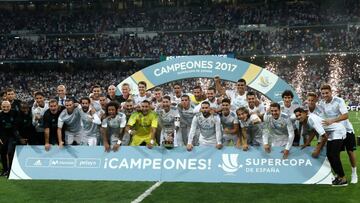 Los jugadores del Real Madrid posan con su trofeo.