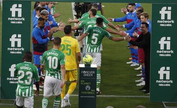 El Barcelona le hace el pasillo al Betis en homenaje a la Copa del Rey conseguida.