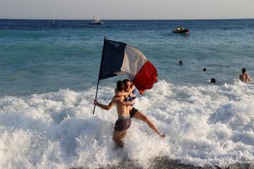 Alegría en las playas de Niza.