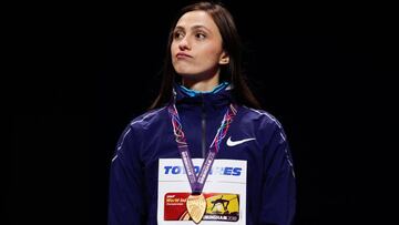 La atleta rusa Mariya Lasitskene posa tras ganar el oro en los Mundiales de Pista Cubierta de Birmingham bajo bandera neutra.
