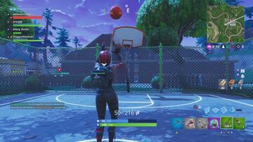 Jugando al baloncesto en Fortnite Battle Royale para completar un desaf&iacute;o