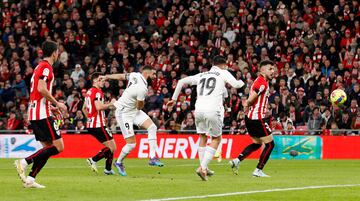 0-1. Los jugadores del Real Madrid rodean a Karim Benzema para celebrar el primer tanto.