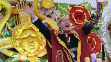 Bryan Cranston como la celebridad monarca del Krewe of Orpheus en el carnaval de Mardi Gras en New Orleans. 