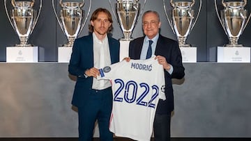 Modric y Florentino Pérez posan tras firmar la renovación.