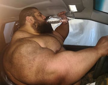 Gracias a sus 1,86 centímetros y 176 kilogramos se ha ganado el mote de el 'Hulk Iraní'. Además de por su físico, Sajad Gharibi es conocido por sus buenas acciones con los niños de su país que se encuentran en campos de refugiados.