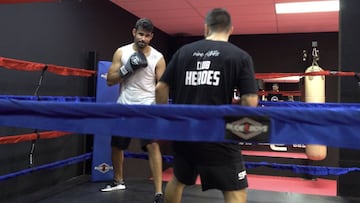 Diego Costa, del Atl&eacute;tico, se entren&oacute; en el gimnasio de Torres junto a Jes&uacute;s Garc&iacute;a, su entrenador. &ldquo;No tiene miedo a nada&rdquo;, cuentan de &eacute;l en el gimnasio.